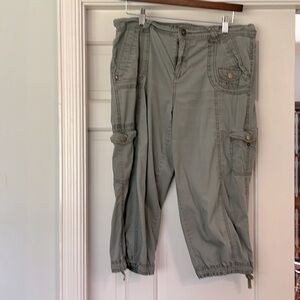 Cargo Pants Olive Green 3/4 Pants Size Medium Pockets Comfortable Fabric No Tags